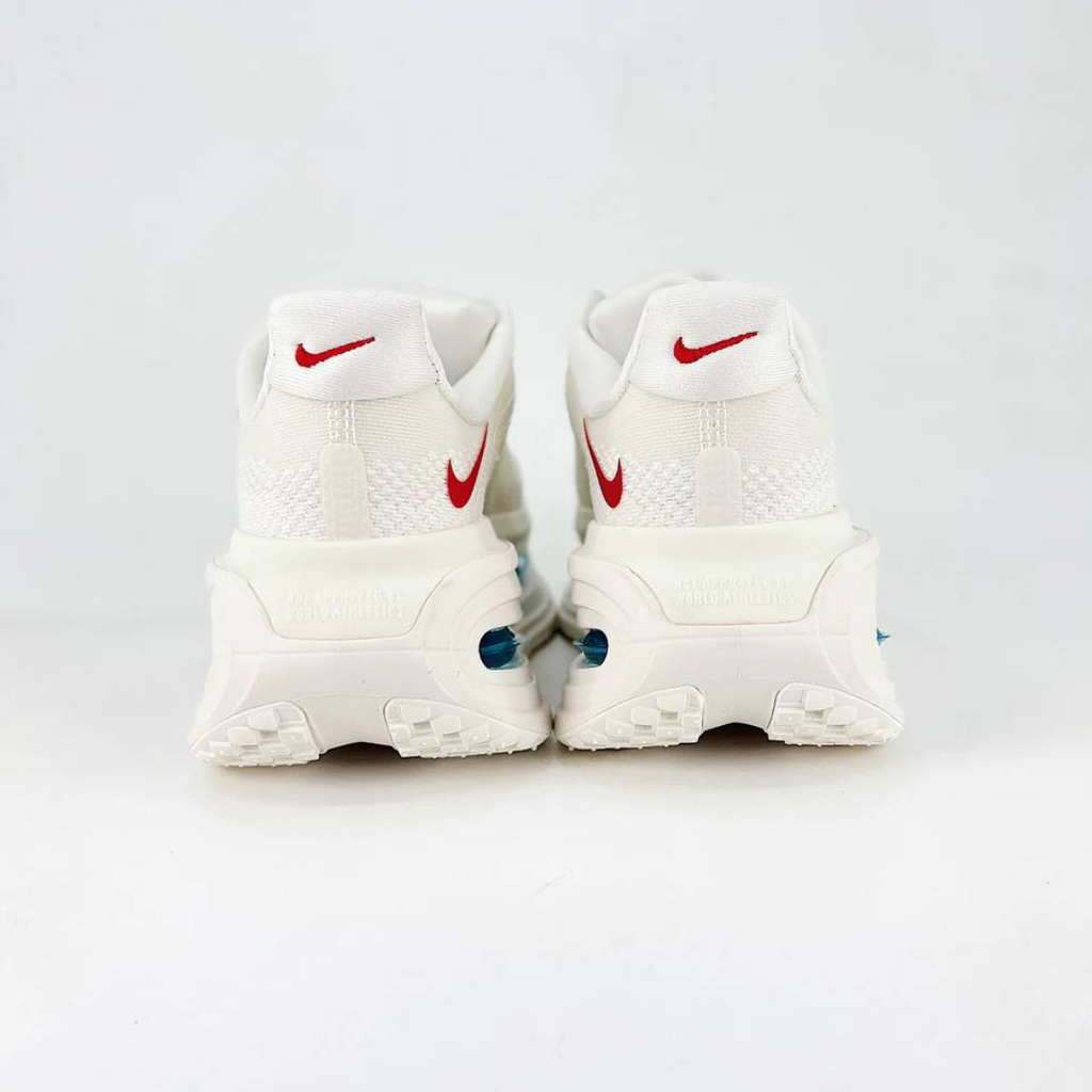 Nike Vomero Premium™ – Sable du désert avec Rouge cramoisi
