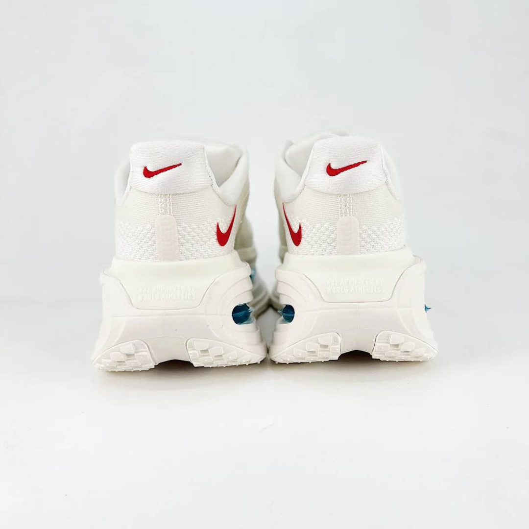 Nike Vomero Premium™ – Sable du désert avec Rouge cramoisi