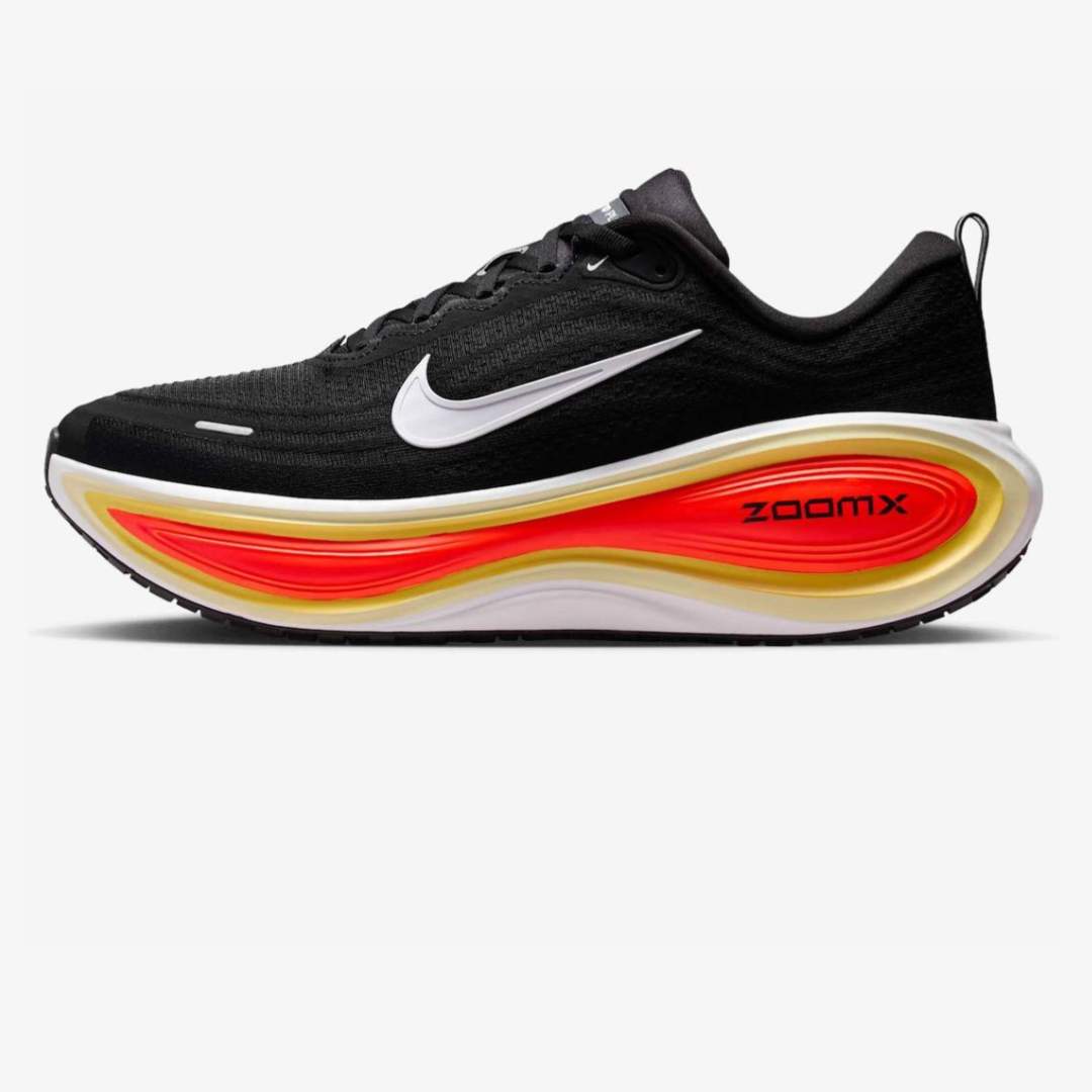Nike Vomero Plus™ – Black Shadow avec Crimson Rush