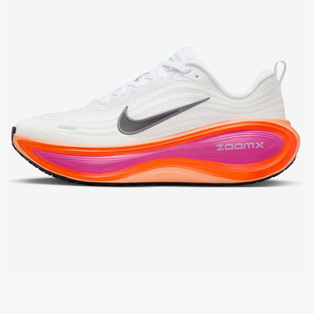 Nike Vomero Plus™ – White Glow avec Sunset Orange et Fire Pink