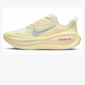 Nike Vomero Plus™ – Light Volt et Crimson Rush