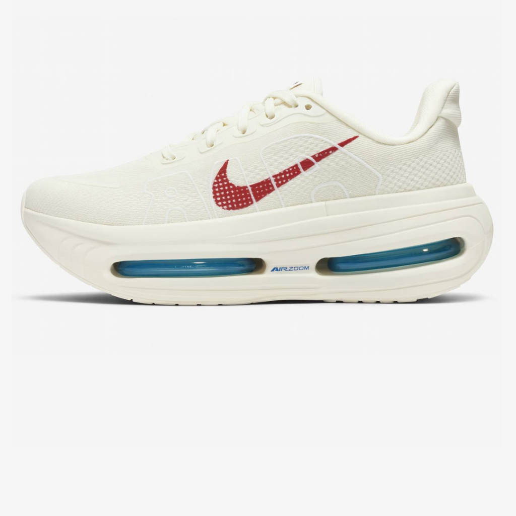 Nike Vomero Premium™ – Sable du désert avec Rouge cramoisi