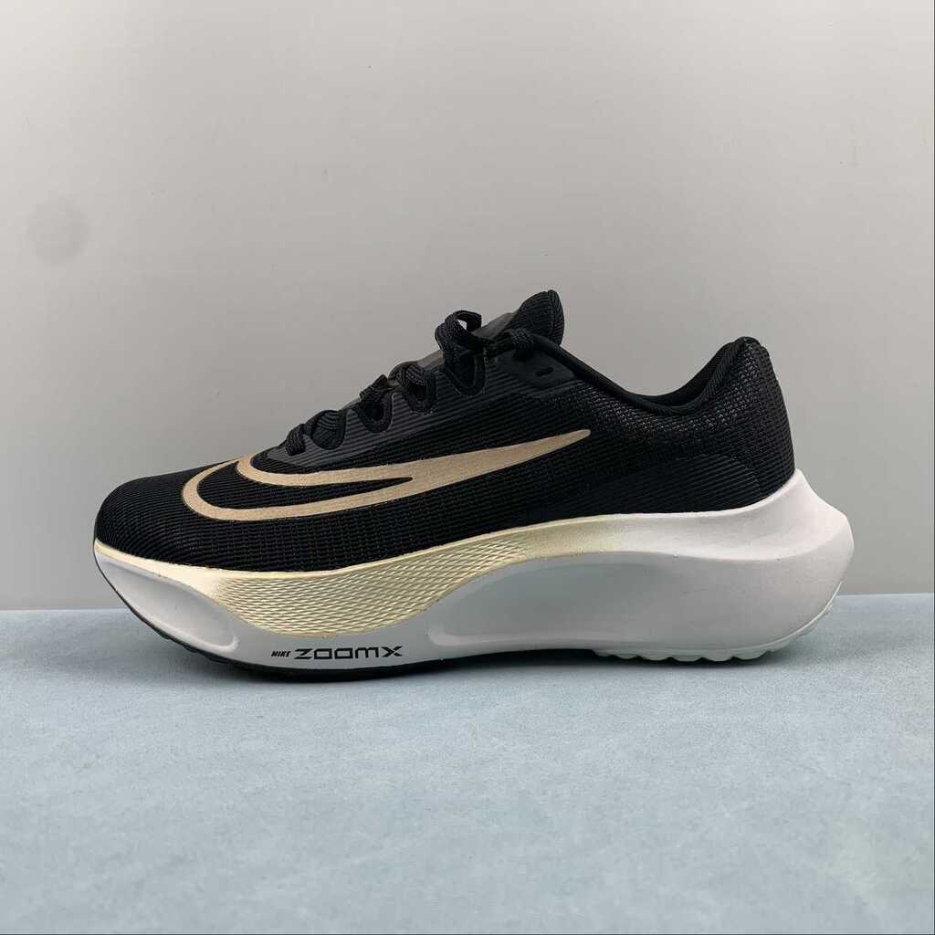 Nike Air Zoom Fly 5™ – Black Shadow avec Metallic Gold