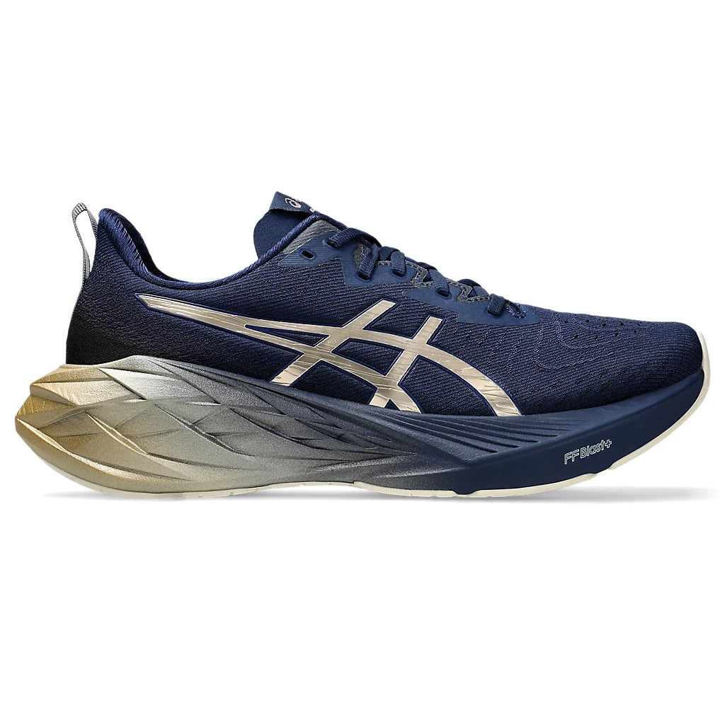Asics Novablast 4 Platinum™ – Bleu marine et doré