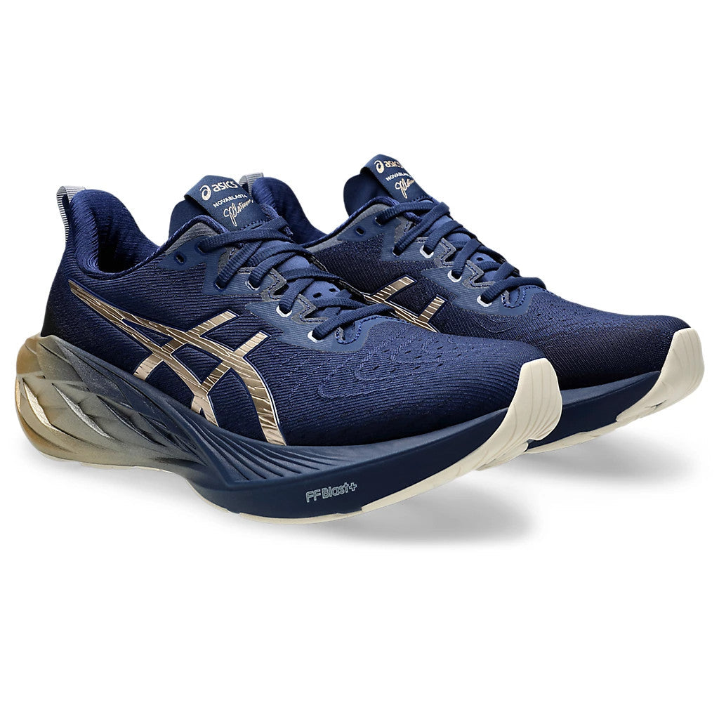 Asics Novablast 4 Platinum™ – Bleu marine et doré