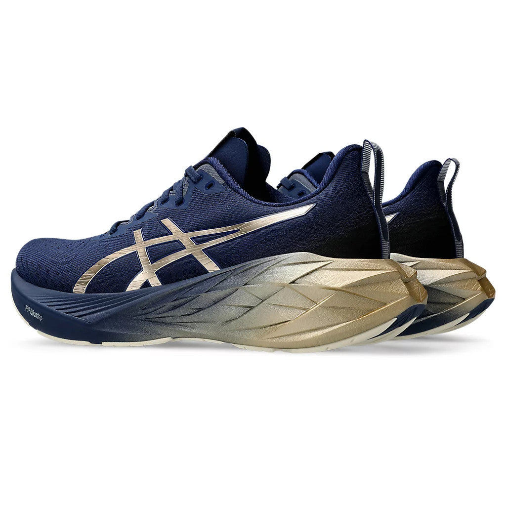 Asics Novablast 4 Platinum™ – Bleu marine et doré