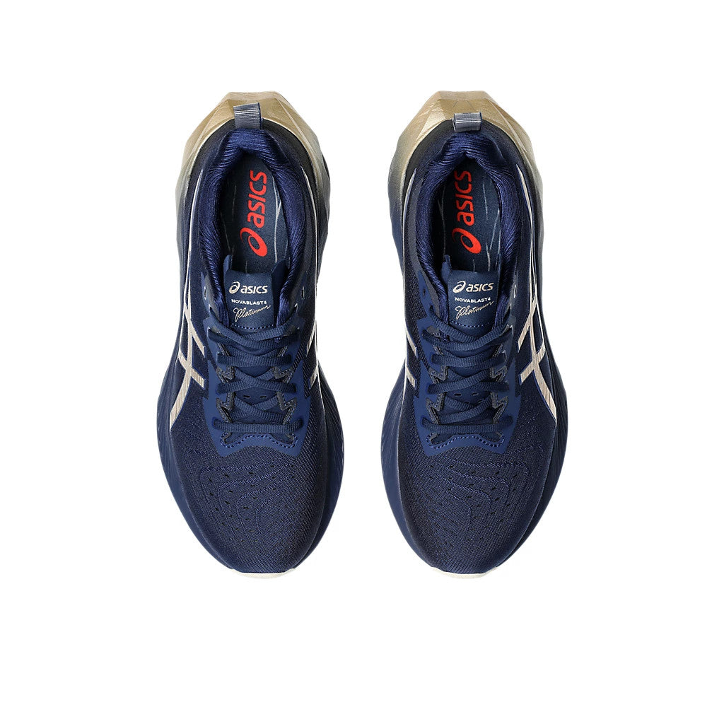 Asics Novablast 4 Platinum™ – Bleu marine et doré