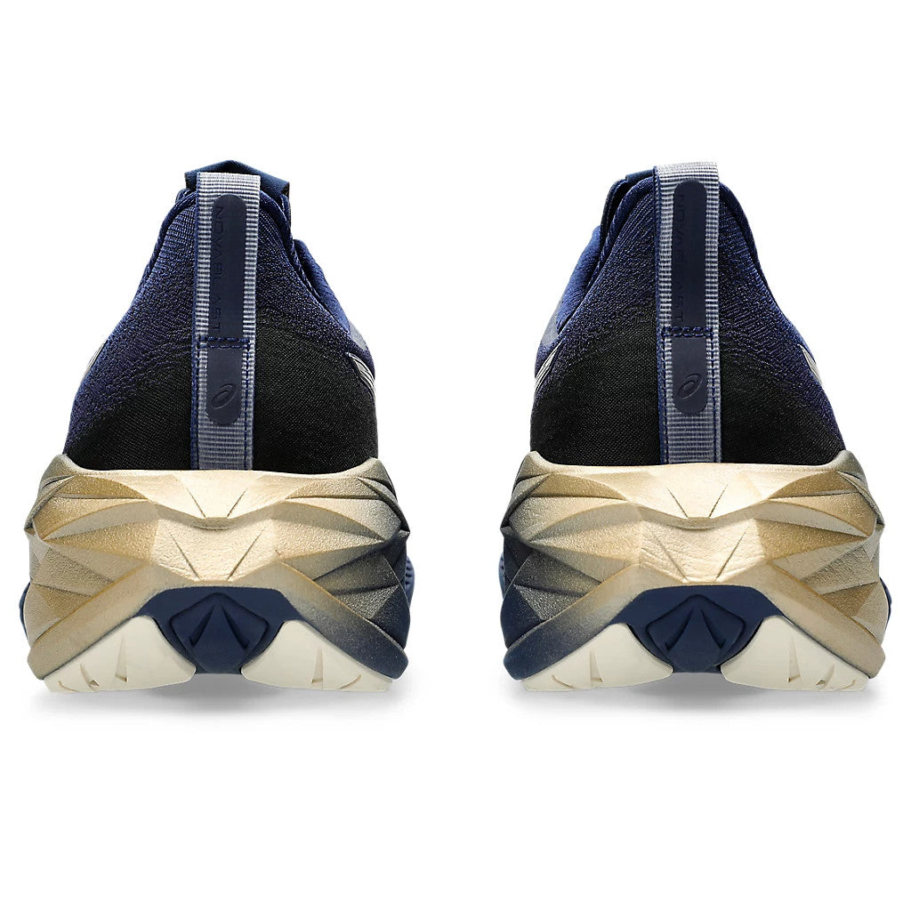 Asics Novablast 4 Platinum™ – Bleu marine et doré