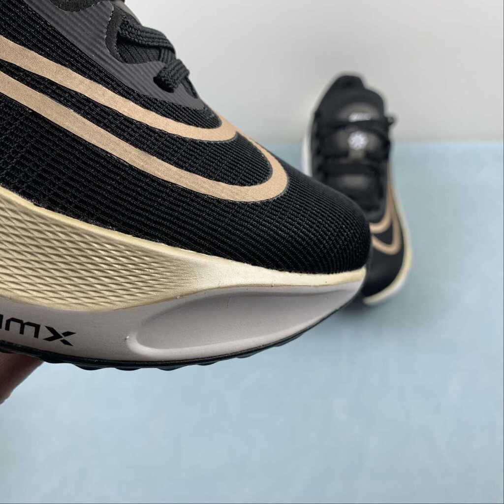 Nike Air Zoom Fly 5™ – Black Shadow avec Metallic Gold